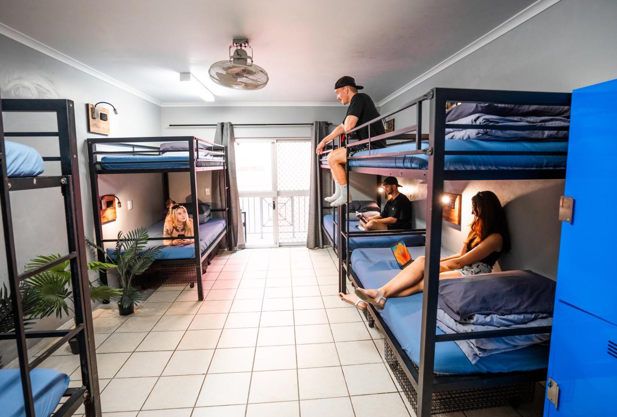 Mad Monkey Jungle Hostel Cairns Exterior photo