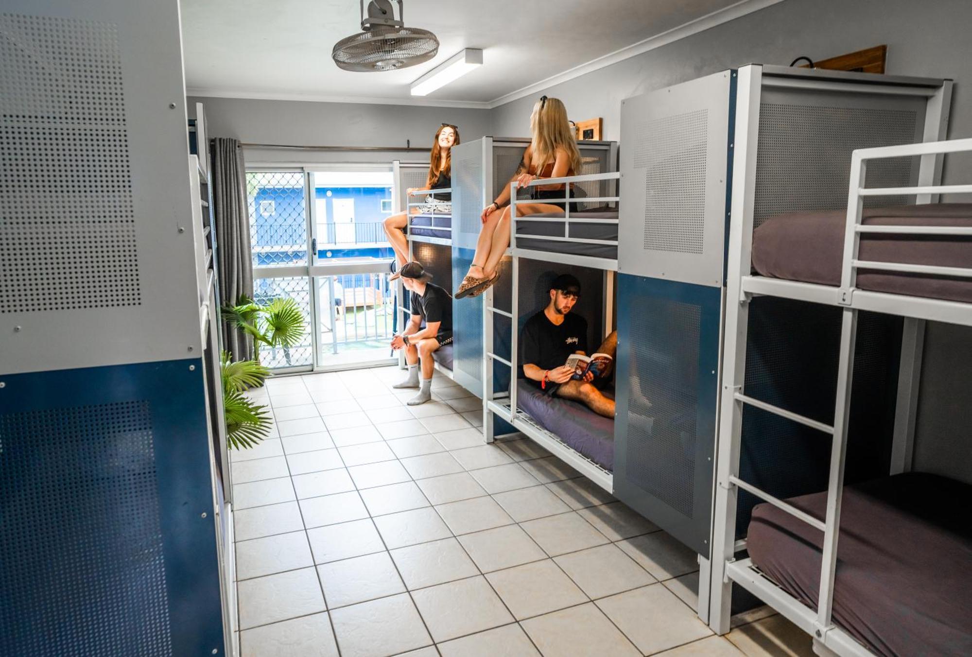 Mad Monkey Jungle Hostel Cairns Exterior photo